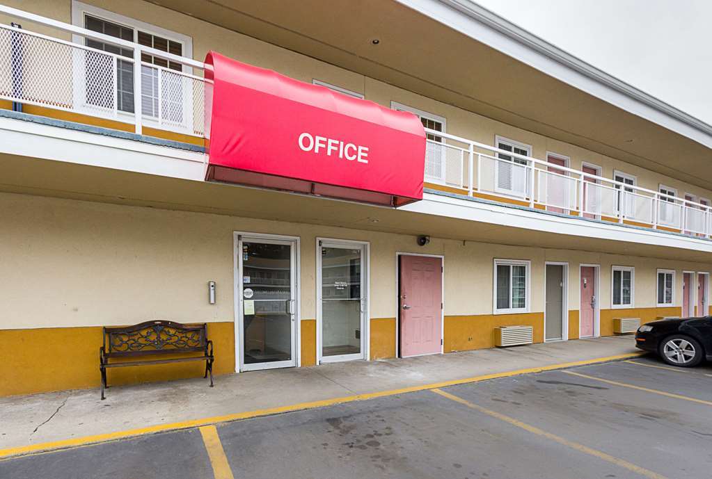 Rodeway Inn West Dodge Омаха Екстериор снимка