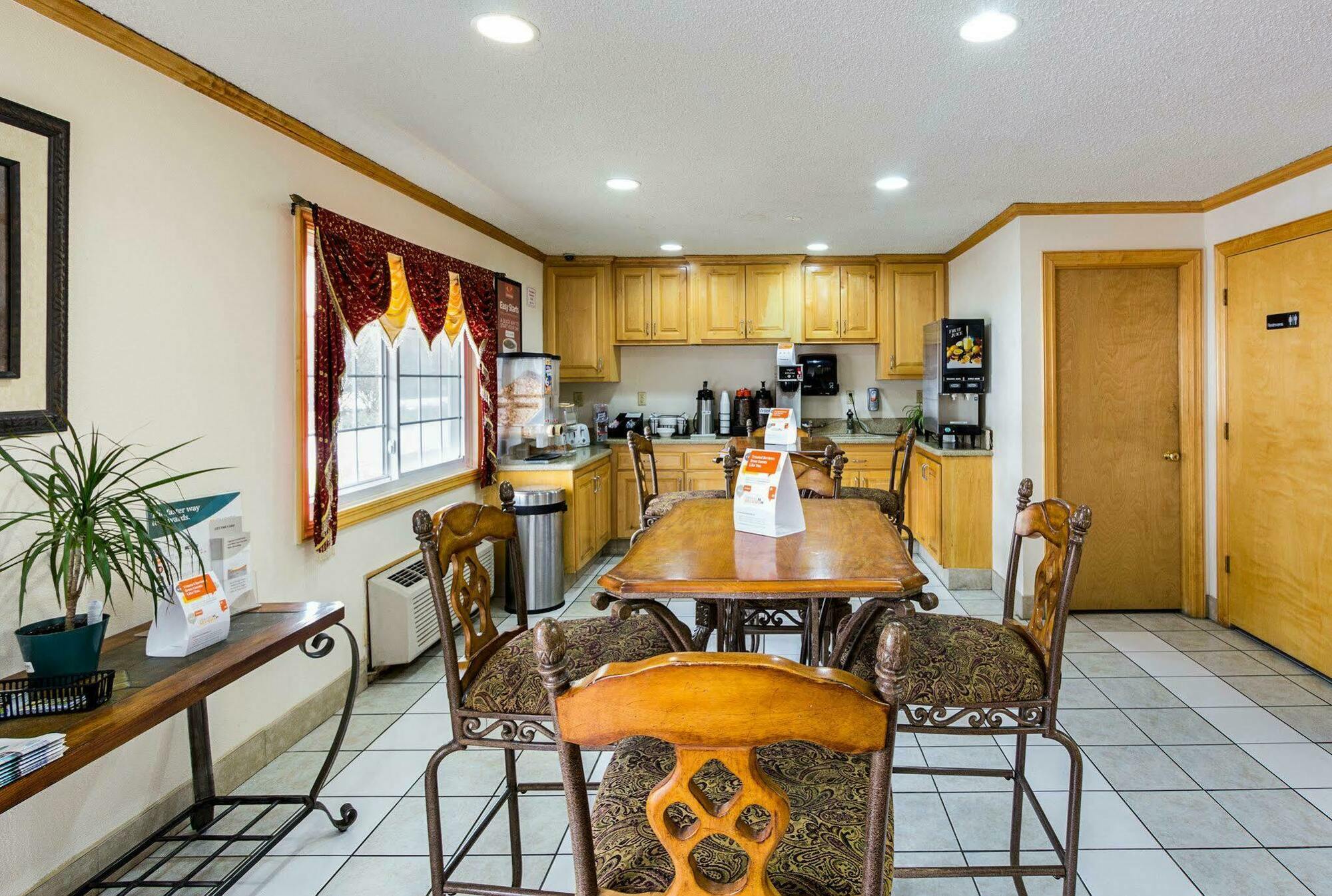 Rodeway Inn West Dodge Омаха Екстериор снимка