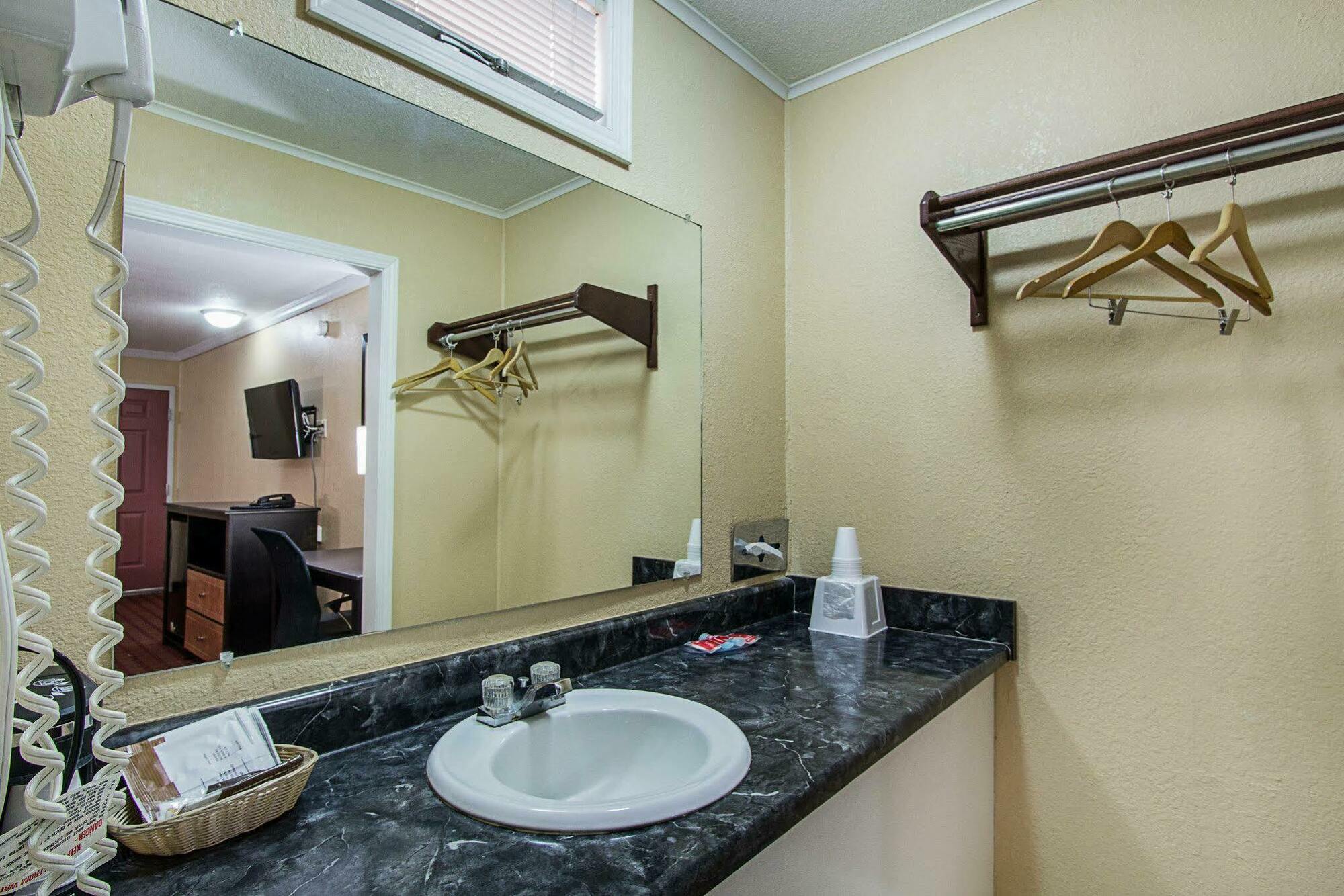 Rodeway Inn West Dodge Омаха Екстериор снимка